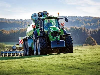 Deutz Fahr Maschinen im professionellen Feldeinsatz