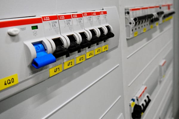 DGUV Vorschrift 3 und die Prüfung ortsfester elektrischer Anlagen: Das müssen Sie wissen