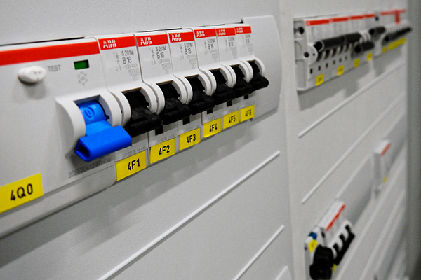 DGUV Vorschrift 3 und die Prüfung ortsfester elektrischer Anlagen: Das müssen Sie wissen